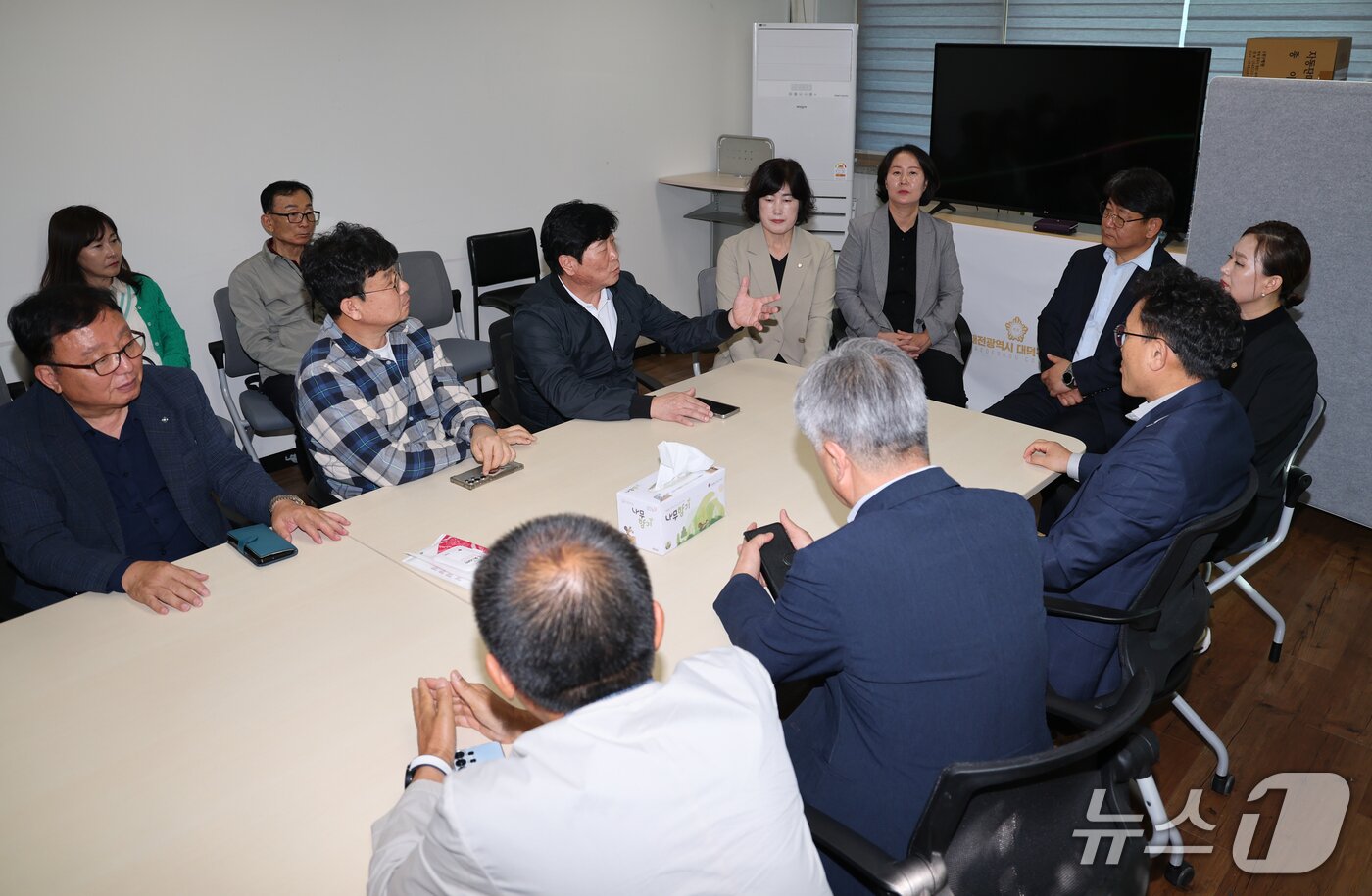 본문 이미지 - 대전 대덕구 주민들이 8일 파행을 어어가는 대덕구의회를 항의 방문해 더불어민주당 소속 의원과 대화하고 있다.  ⓒ 뉴스1 김기태 기자
