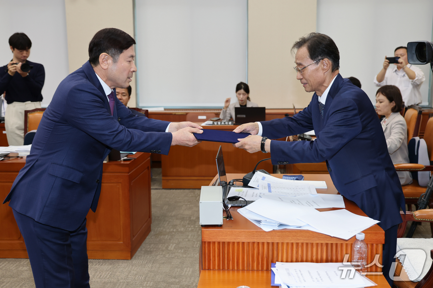 (서울=뉴스1) 김도우 기자 = 최병채 인카금융서비스 대표가 8일 서울 여의도 국회에서 열린 정무위원회 국정감사에 출석해 증인선서 후 유동수 정무위원장에게 선서문을 제출하고 있다. …