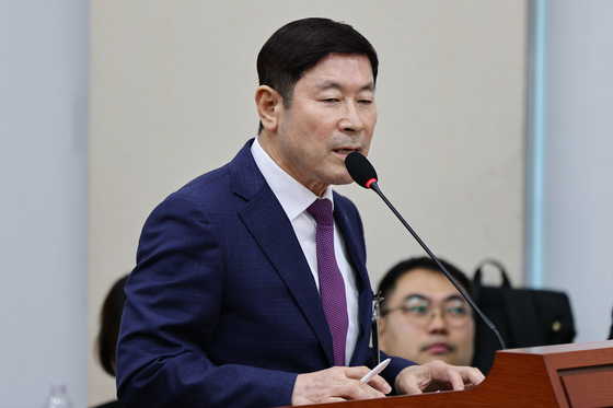[국감] 의원 질의에 답하는 최병채 인카금융서스 대표
