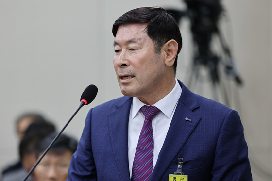 [국감] 의원 질의에 답하는 최병채 인카금융서스 대표