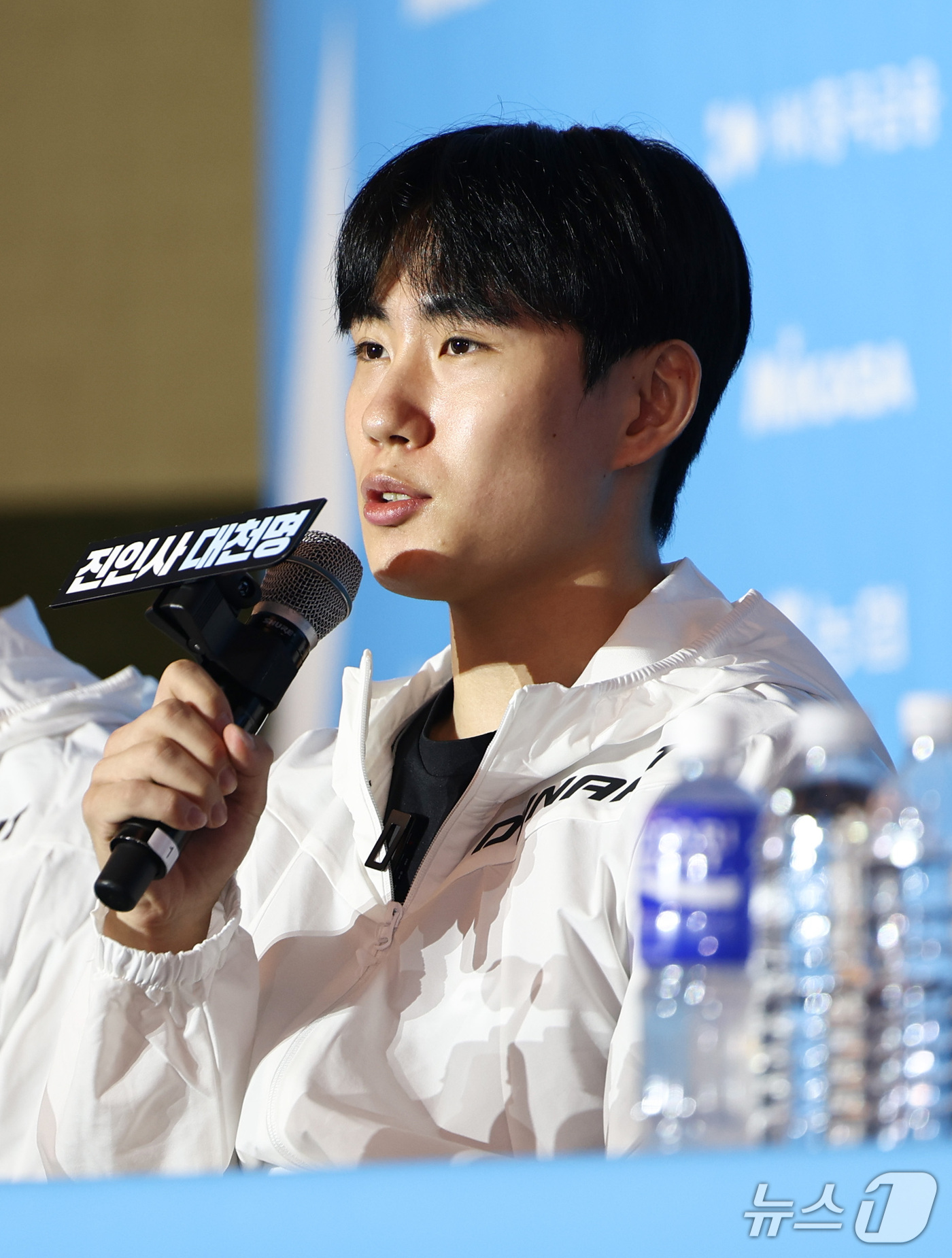 (서울=뉴스1) 최지환 기자 = 우리카드 한태준이 8일 오후 서울 강남구 호텔리베라 청담에서 열린 2026-2027 시즌 프로배구 남자부 미디어데이에서 시즌에 임하는 각오를 밝히고 …