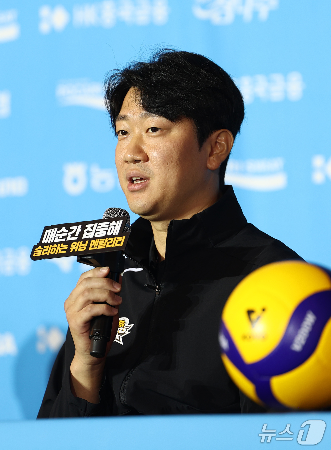 (서울=뉴스1) 최지환 기자 = KB손해보험 나경복이 8일 오후 서울 강남구 호텔리베라 청담에서 열린 2026-2027 시즌 프로배구 남자부 미디어데이에서 시즌에 임하는 각오를 밝 …