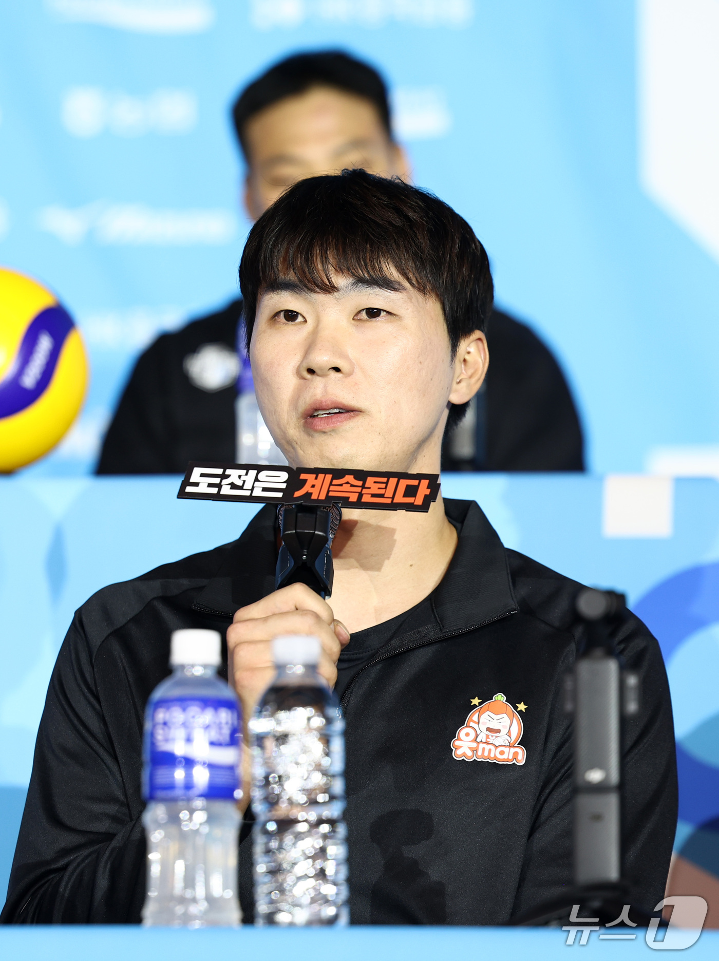 (서울=뉴스1) 최지환 기자 = OK저축은행 전광인이 8일 오후 서울 강남구 호텔리베라 청담에서 열린 2026-2027 시즌 프로배구 남자부 미디어데이에서 시즌에 임하는 각오를 밝 …