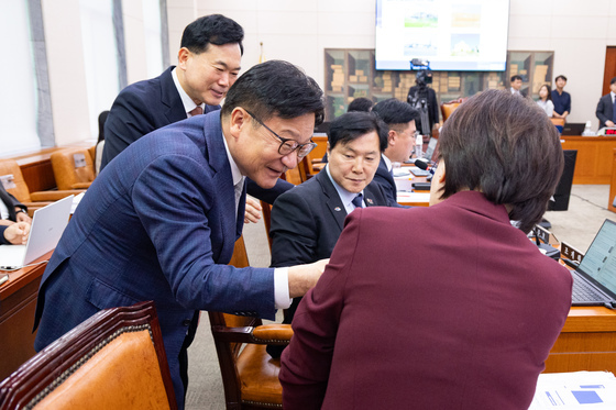 [국감] 여당 의원들과 인사 나누는 정점식 국민의힘 원내대표