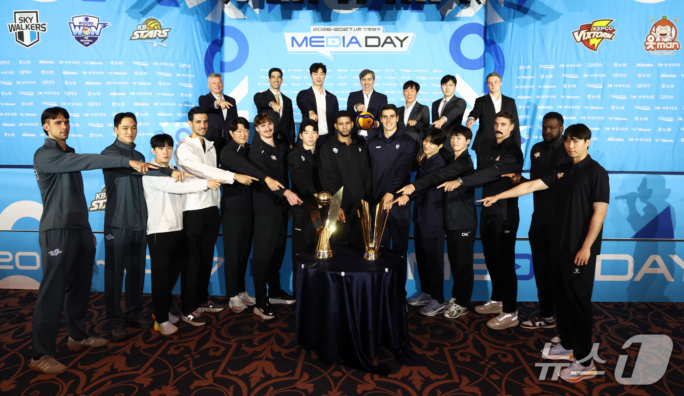(서울=뉴스1) 최지환 기자 = 8일 오후 서울 강남구 호텔리베라 청담에서 열린 2026-2027 시즌 프로배구 남자부 미디어데이에서 7개 구단 감독과 선수들이 기념촬영을 하고 있 …