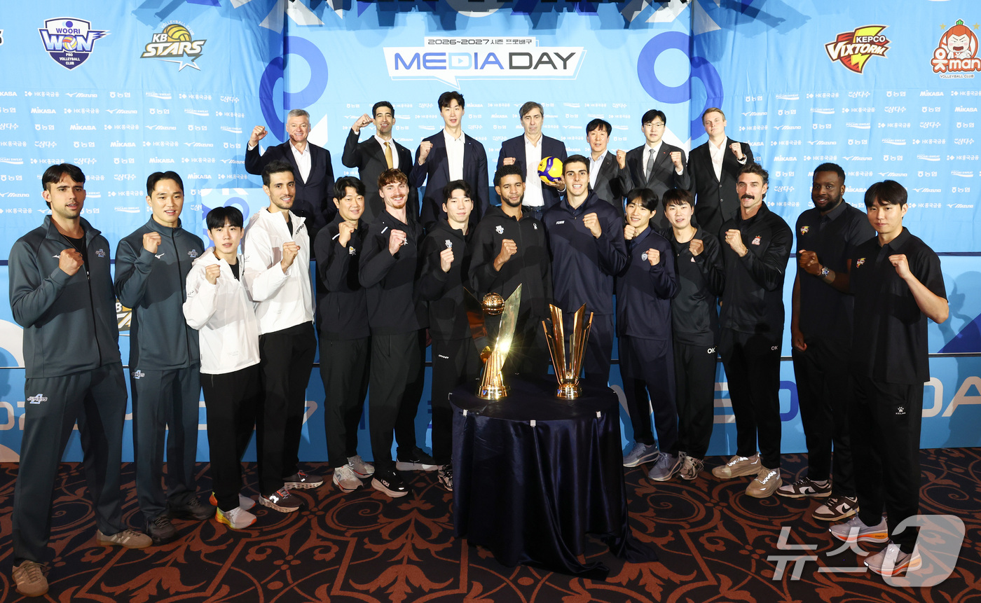 (서울=뉴스1) 최지환 기자 = 8일 오후 서울 강남구 호텔리베라 청담에서 열린 2026-2027 시즌 프로배구 남자부 미디어데이에서 7개 구단 감독과 선수들이 기념촬영을 하고 있 …