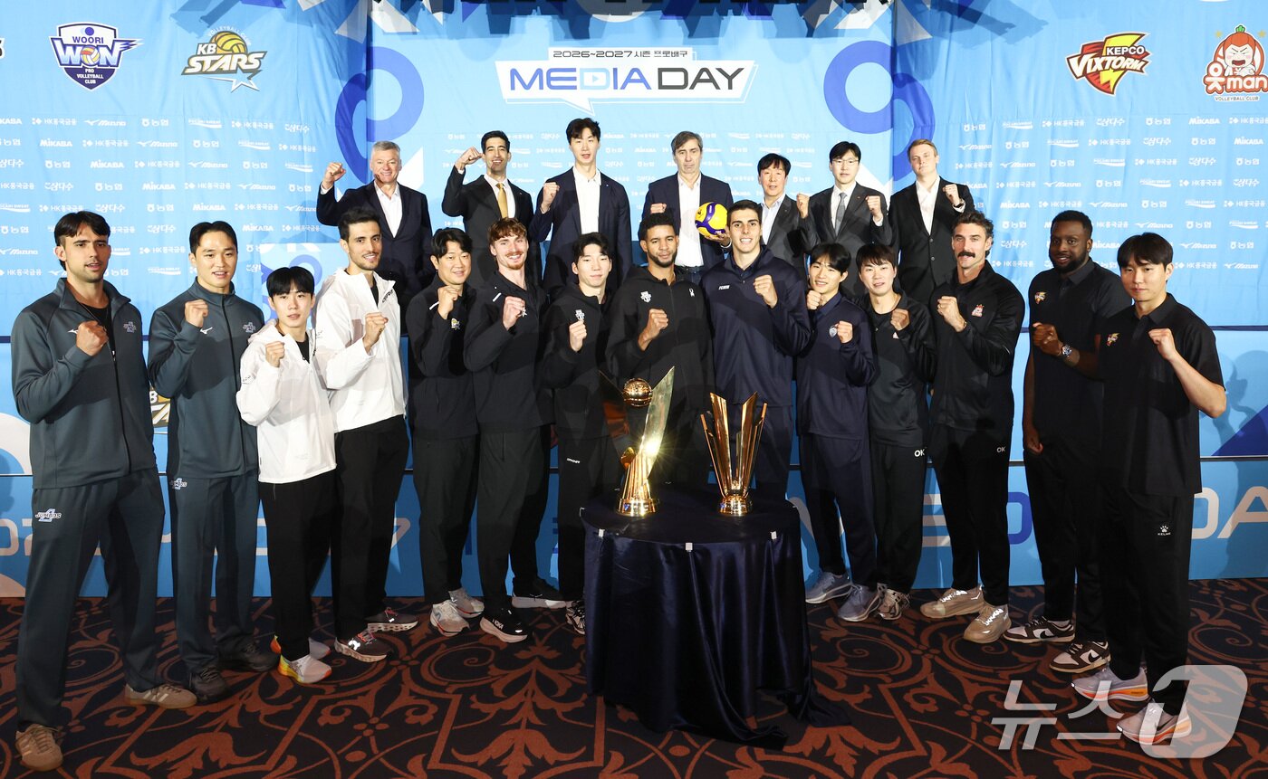 본문 이미지 - 8일 오후 서울 강남구 호텔리베라 청담에서 열린 2026-2027 시즌 프로배구 남자부 미디어데이에서 7개 구단 감독과 선수들이 기념촬영을 하고 있다. 2026.10.8 ⓒ 뉴스1 최지환 기자
