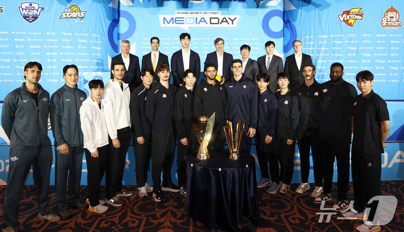 (서울=뉴스1) 최지환 기자 = 8일 오후 서울 강남구 호텔리베라 청담에서 열린 2026-2027 시즌 프로배구 남자부 미디어데이에서 7개 구단 감독과 선수들이 기념촬영을 하고 있 …
