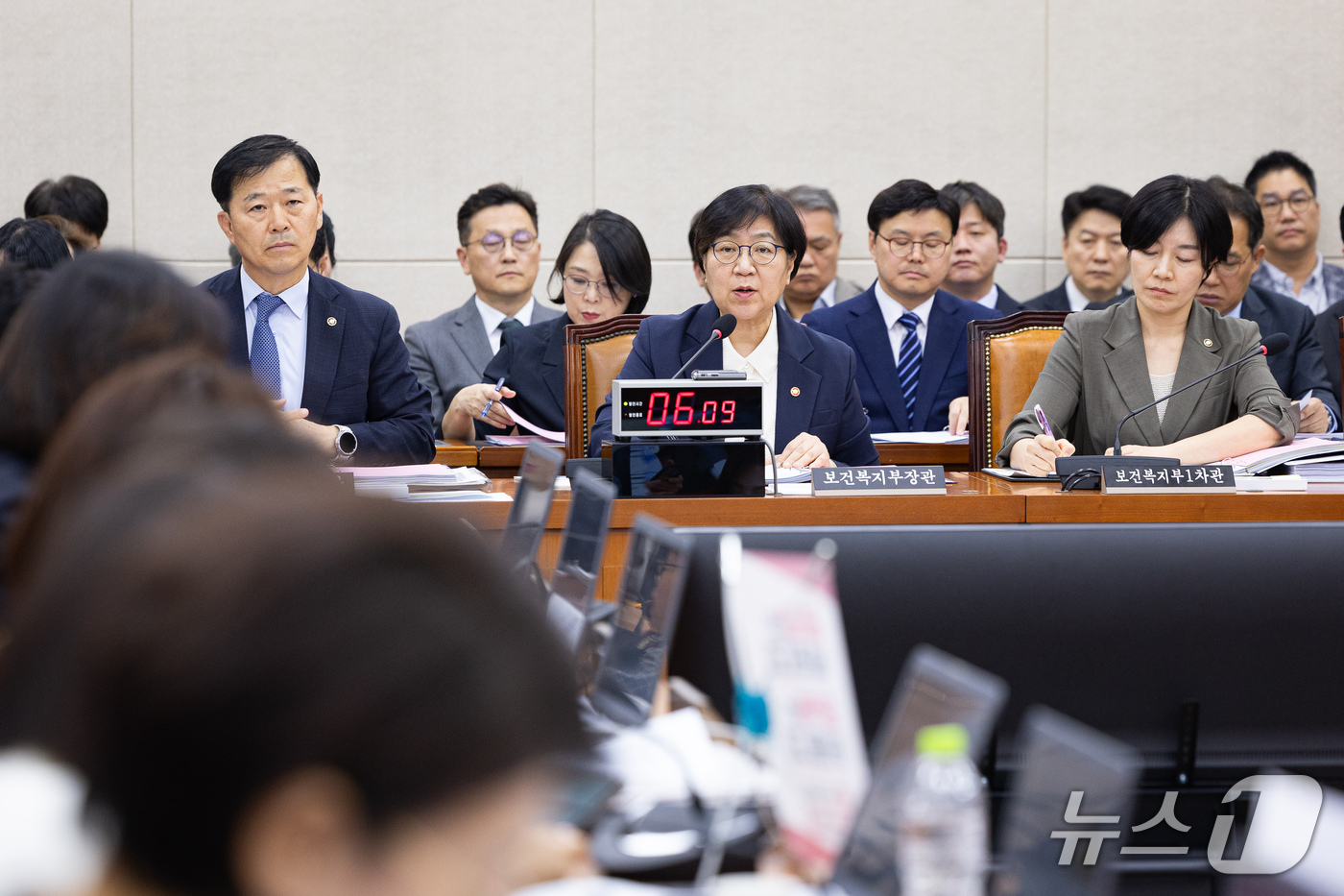 (서울=뉴스1) 유승관 기자 = 정은경 보건복지부 장관이 8일 서울 여의도 국회에서 열린 보건복지위원회의 보건복지부, 질병관리청에 대한 국정감사에 출석해 의원 질의에 답하고 있다. …