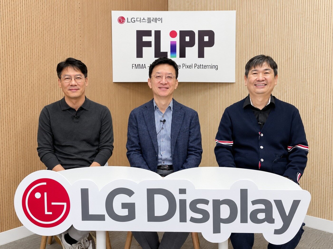 본문 이미지 - 김응용 FLiPP 전문위원(왼쪽)과 최영석 최고기술책임자(CTO), 조흥렬 차세대 디스플레이 개발 담당이 'FLiPP 기술 세미나'에서 차세대 OLED에 대해 소개했다.(LG디스플레이 제공)/뉴스1