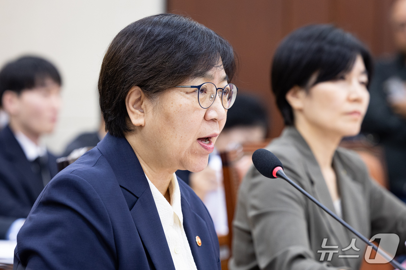 (서울=뉴스1) 유승관 기자 = 정은경 보건복지부 장관이 8일 서울 여의도 국회에서 열린 보건복지위원회의 보건복지부, 질병관리청에 대한 국정감사에 출석해 의원 질의에 답하고 있다. …