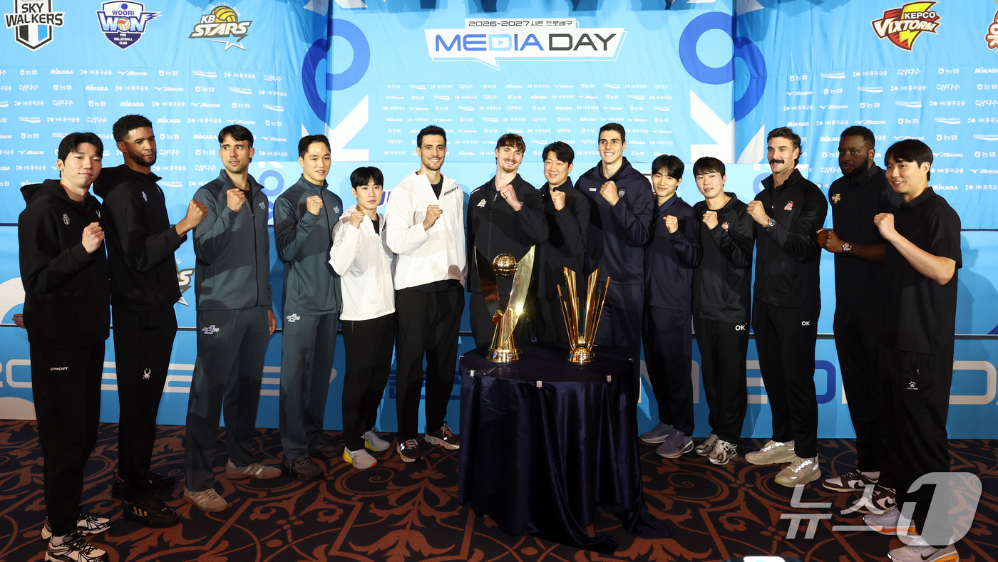(서울=뉴스1) 최지환 기자 = 대한항공 케트진스키가 8일 오후 서울 강남구 호텔리베라 청담에서 열린 2026-2027 시즌 프로배구 남자부 미디어데이에서 7개 구단 선수들이 기념 …