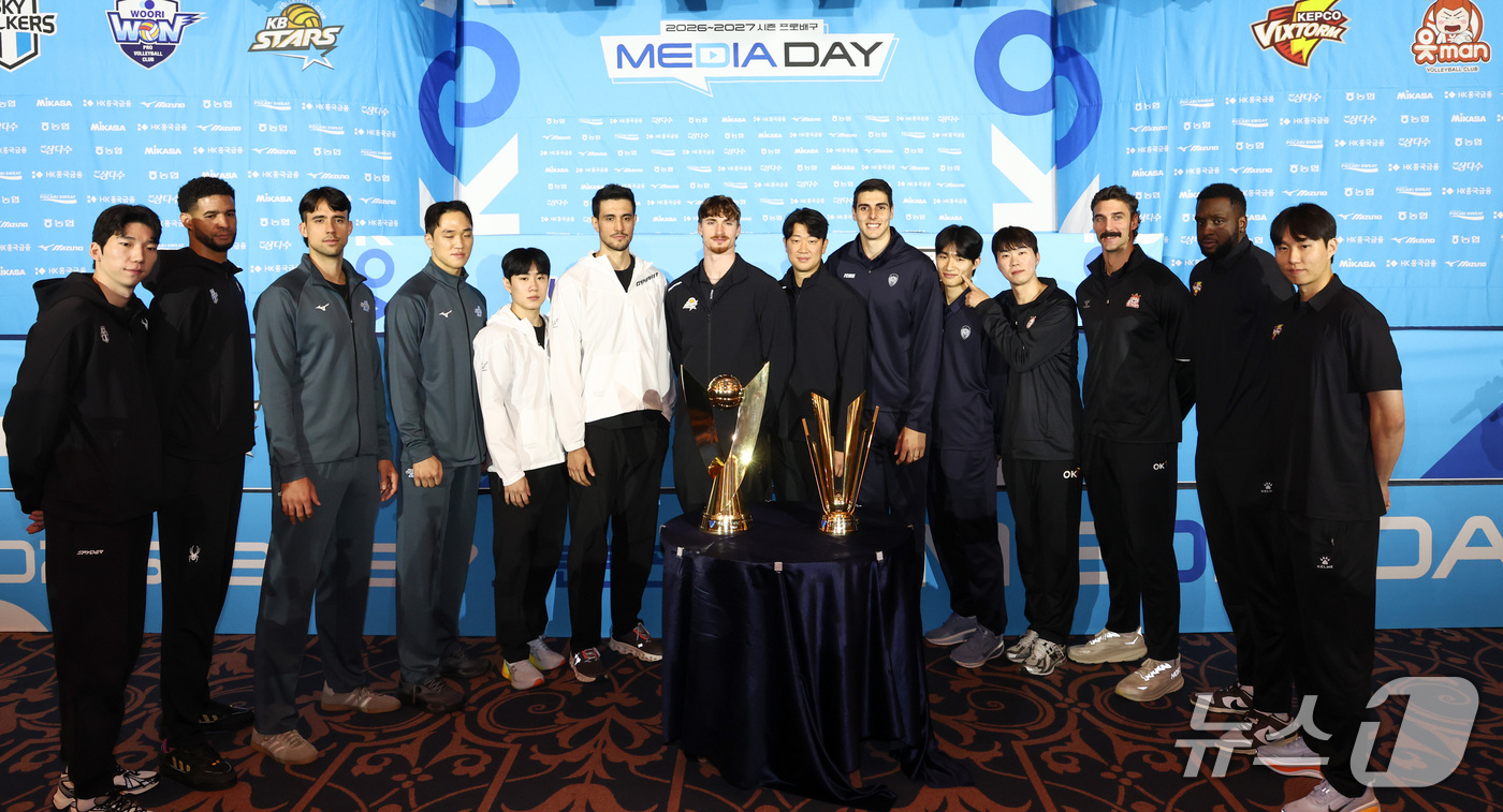 (서울=뉴스1) 최지환 기자 = 대한항공 케트진스키가 8일 오후 서울 강남구 호텔리베라 청담에서 열린 2026-2027 시즌 프로배구 남자부 미디어데이에서 7개 구단 선수들이 기념 …