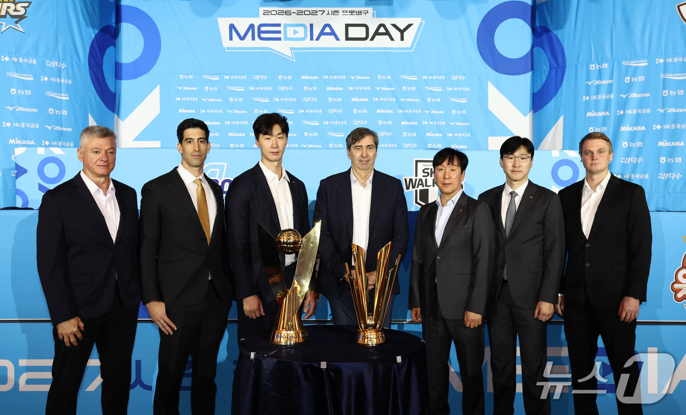 (서울=뉴스1) 최지환 기자 = 대한항공 케트진스키가 8일 오후 서울 강남구 호텔리베라 청담에서 열린 2026-2027 시즌 프로배구 남자부 미디어데이에서 7개 구단 감독들이 기념 …