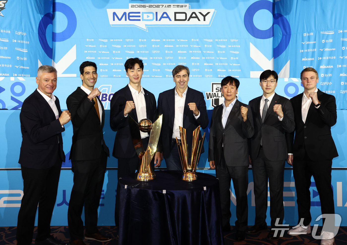 (서울=뉴스1) 최지환 기자 = 대한항공 케트진스키가 8일 오후 서울 강남구 호텔리베라 청담에서 열린 2026-2027 시즌 프로배구 남자부 미디어데이에서 7개 구단 감독들이 기념 …