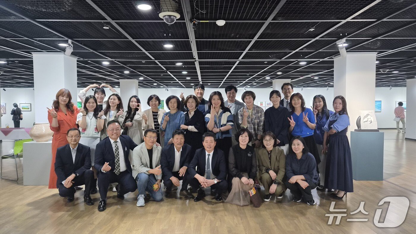 본문 이미지 - '제32회 전라남도중등미술과교원전 및 제12회 전남중등학생우수작품전'개막식 모습.  (전남광주통합특별시교육청 제공, 재판매 및 DB 금지)/뉴스1