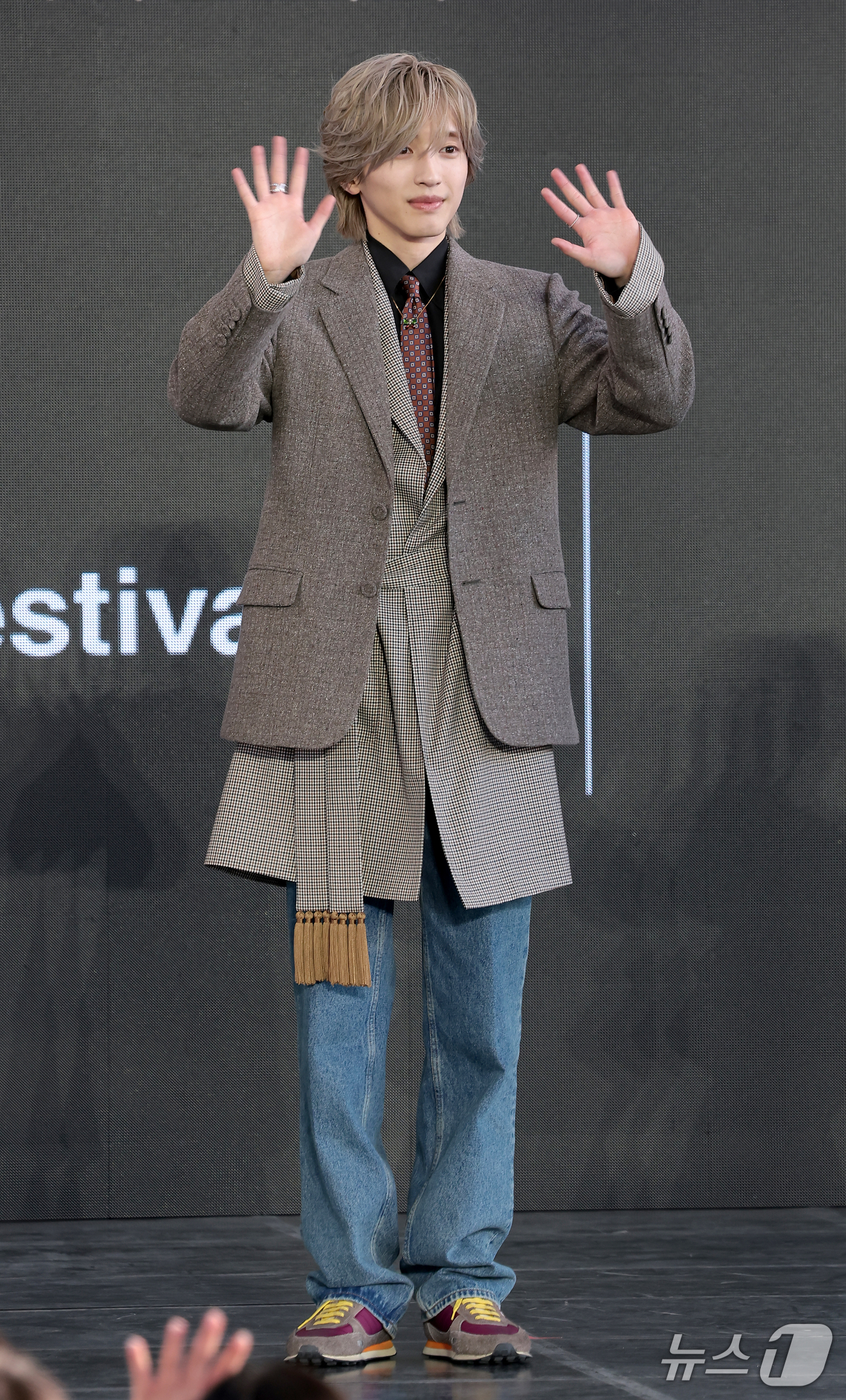 (부산=뉴스1) 권현진 기자 = 배우 미치에다 슌스케가 8일 부산 해운대구 영화의전당 루프씨어터에서 열린 ‘제31회 부산국제영화제’ 영화 아름다운 초저녁달‘ 야외무대인사에서 팬과 …