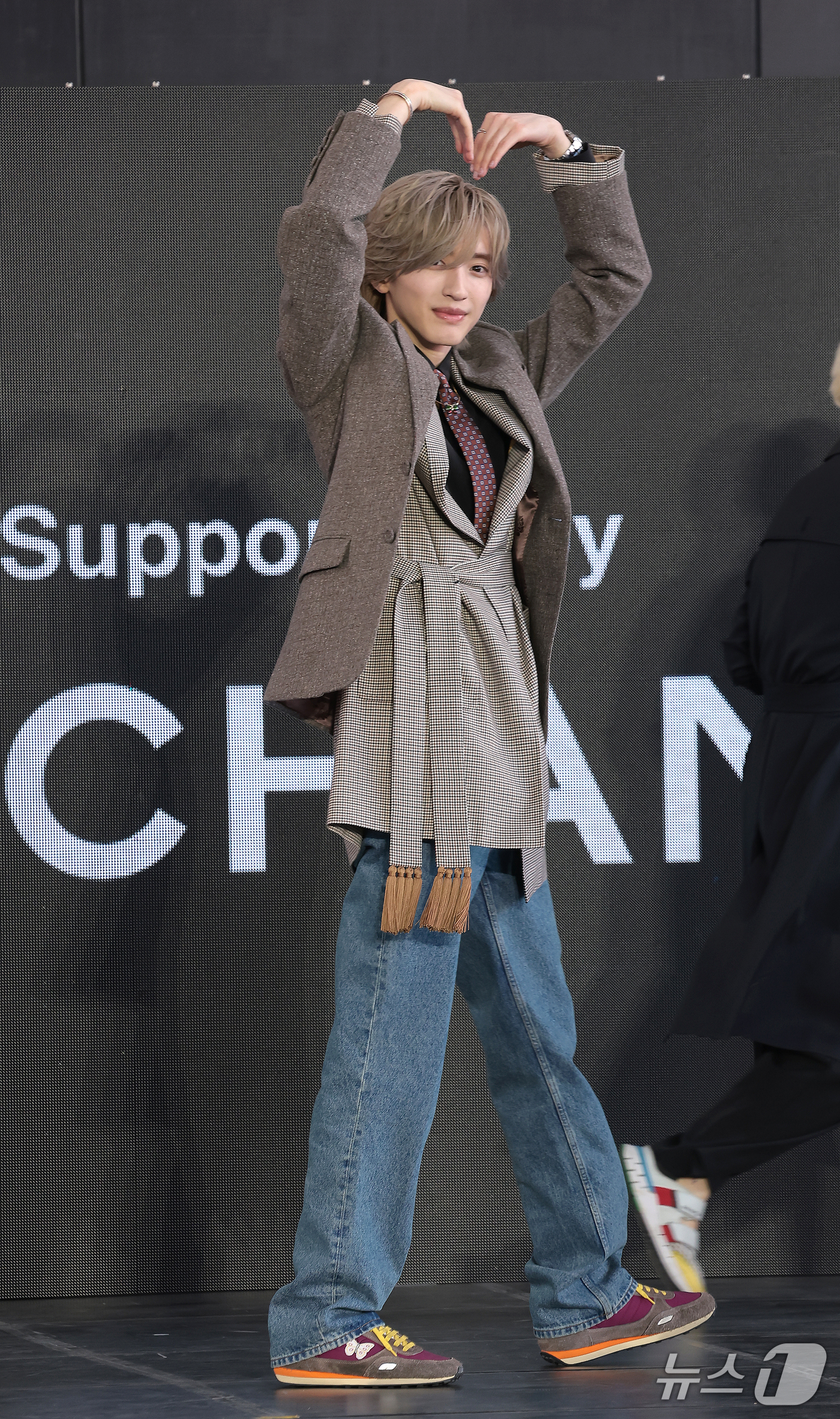 (부산=뉴스1) 권현진 기자 = 배우 미치에다 슌스케가 8일 부산 해운대구 영화의전당 루프씨어터에서 열린 ‘제31회 부산국제영화제’ 영화 아름다운 초저녁달‘ 야외무대인사에서환호하는 …