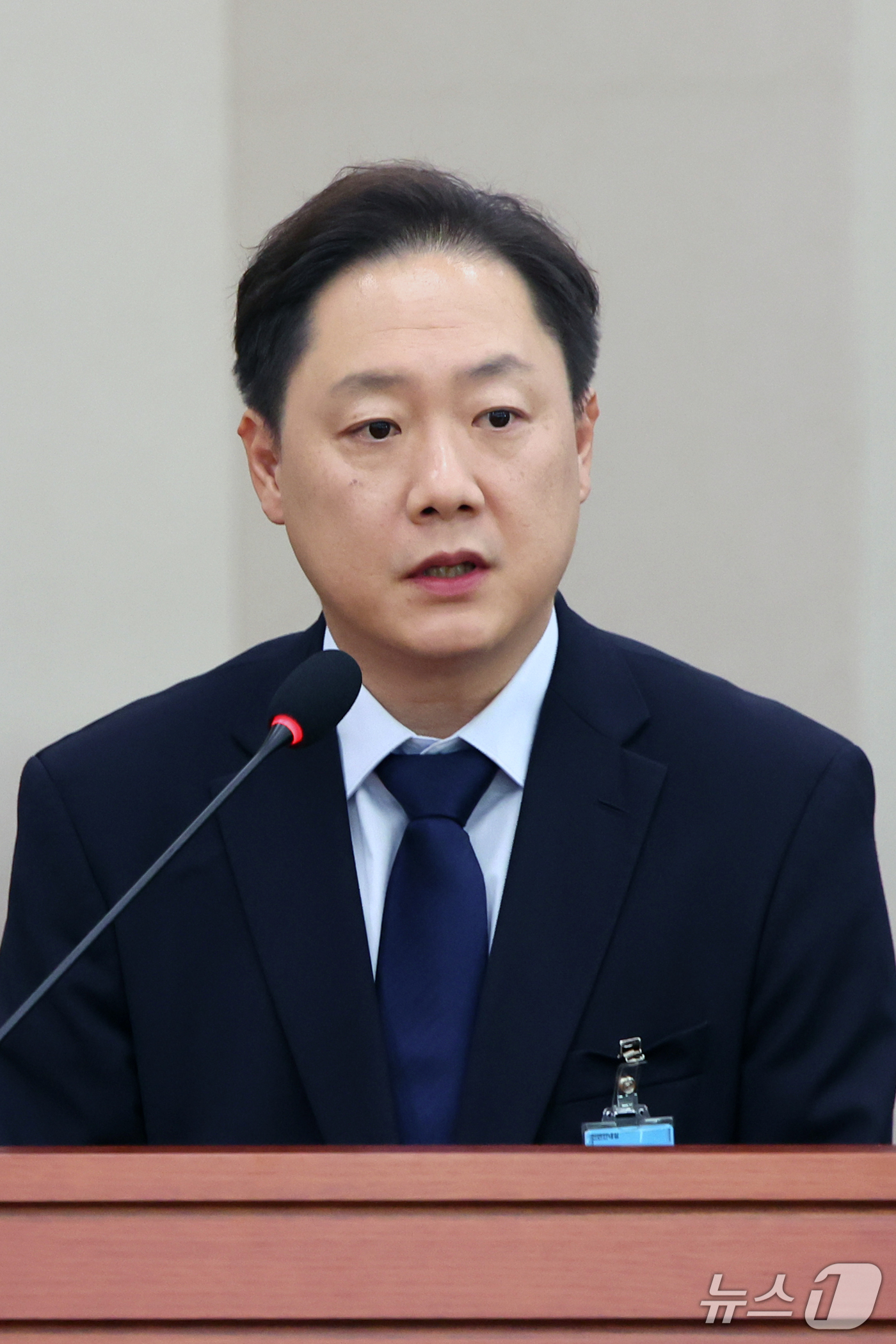 (서울=뉴스1) 황기선 기자 = 서영득 테슬라코리아 대표가 8일 서울 여의도 국회 국토교통위원회에서 열린 한국도로공사 등에 대한 국정감사에서 증인으로 출석, 의원 질의에 답하고 있 …