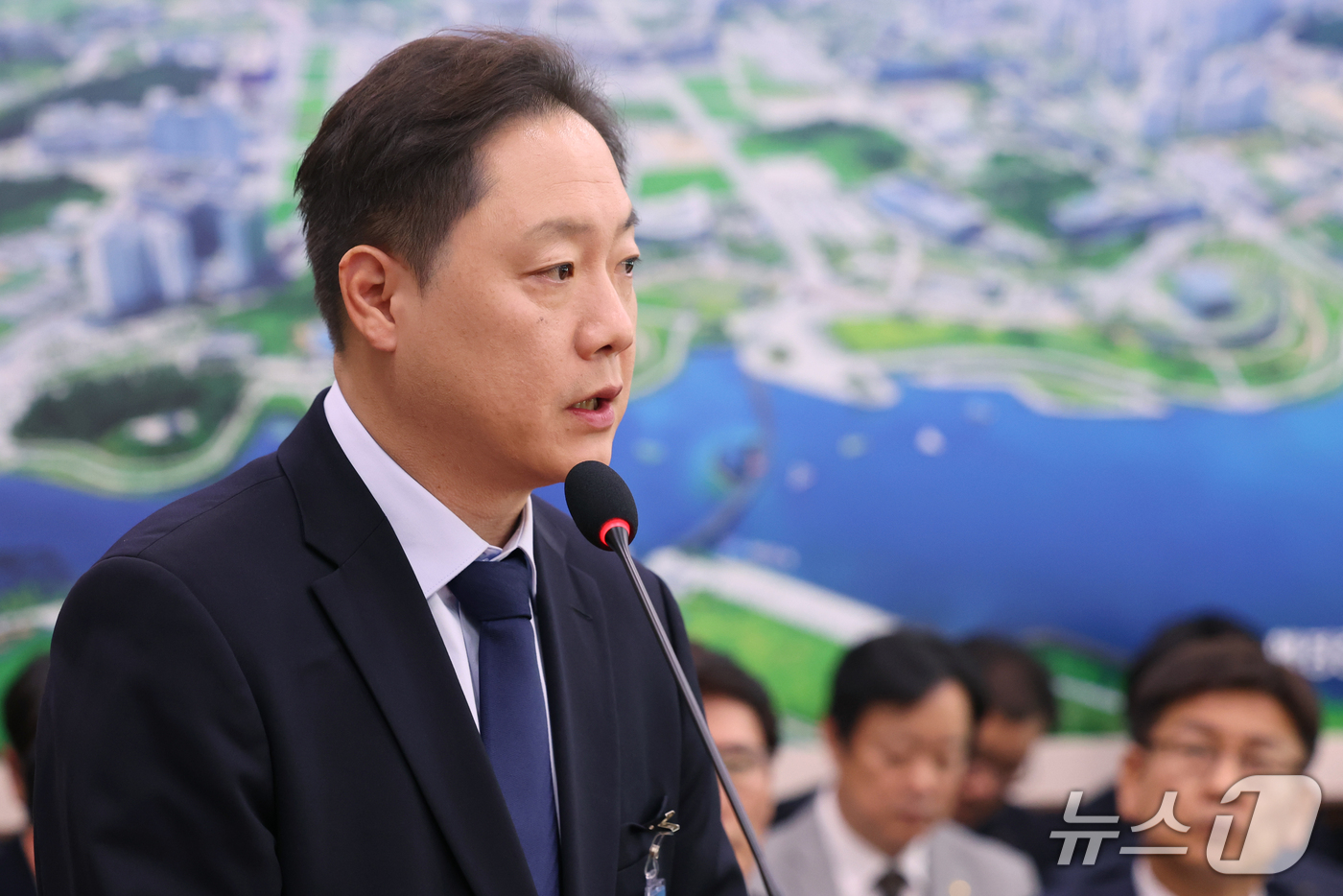 (서울=뉴스1) 황기선 기자 = 서영득 테슬라코리아 대표가 8일 서울 여의도 국회 국토교통위원회에서 열린 한국도로공사 등에 대한 국정감사에서 증인으로 출석, 의원 질의에 답하고 있 …