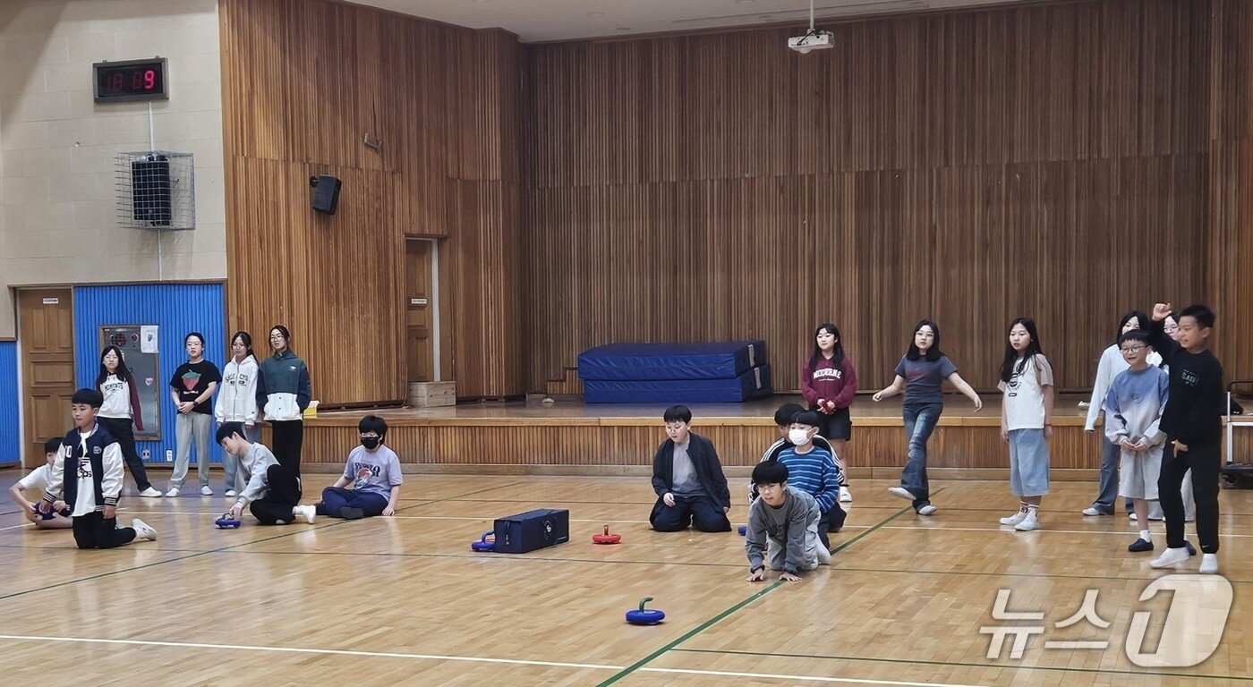 본문 이미지 - 지난 6일 율곡초등학교에서 학생건강증진 프로그램 '더 바르게, 더 가볍게'를 운영하고 있다.  (전남광주통합특별시교육청 제공, 재판매 및 DB 금지)/뉴스1