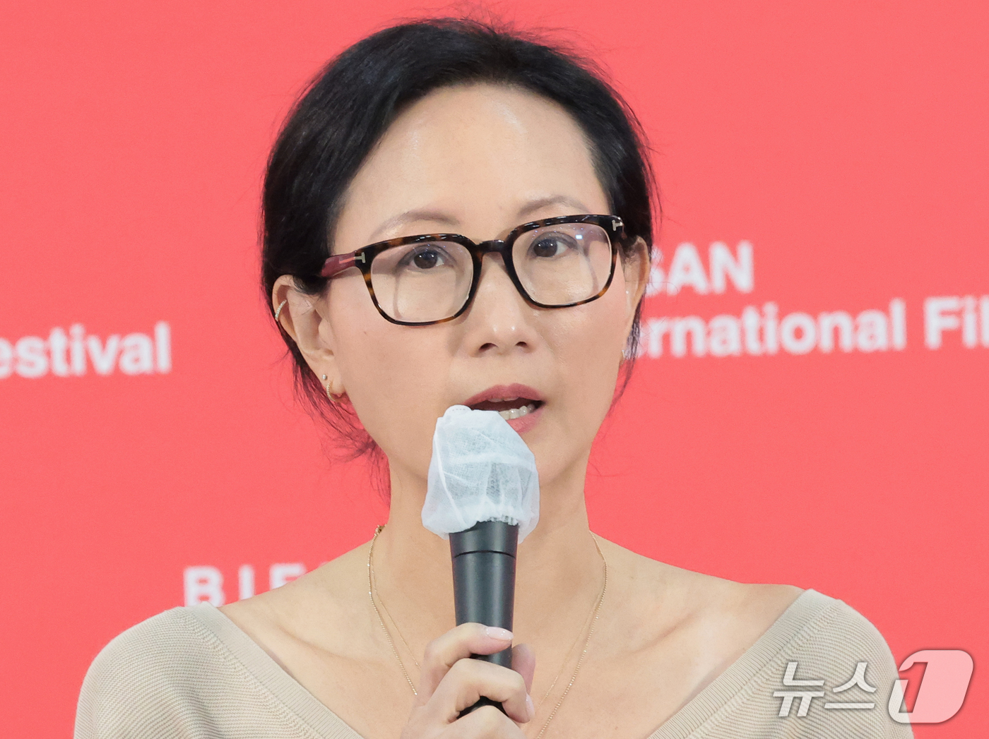 (부산=뉴스1) 권현진 기자 = 스테파니 안 감독이 8일 부산 해운대구 영화의전당 비프힐에서 열린 오픈시네마 ‘베드포드 파크' 기자회견에서 인사말을 하고 있다. 2026.10.8/ …