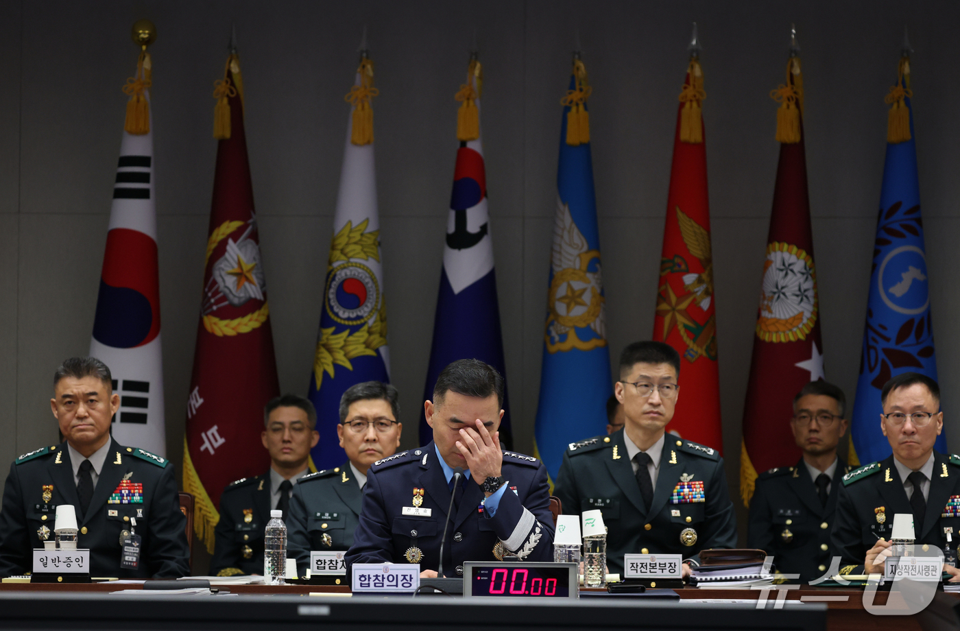 (서울=뉴스1) 국회사진기자단 = 진영승 합동참모의장을 비롯한 참모들이 8일 서울 용산구 국방부 합동참모본부에서 열린 국회 국방위원회 국정감사에 출석해 질의를 듣고 있다.  202 …