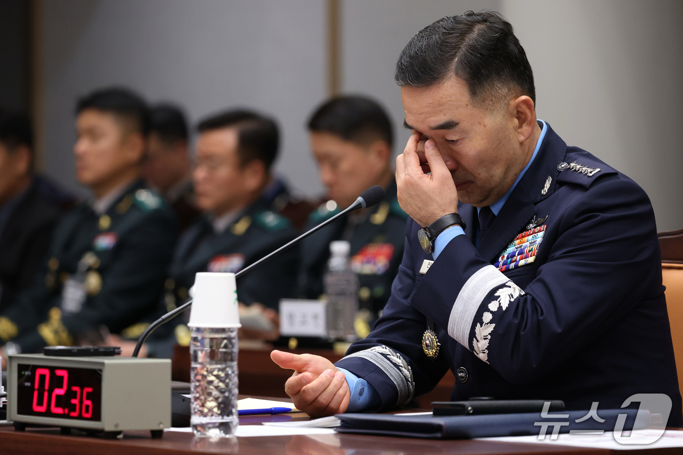 (서울=뉴스1) 국회사진기자단 = 진영승 합동참모의장이 8일 서울 용산구 국방부 합동참모본부에서 열린 국회 국방위원회 국정감사에 출석해 생각에 잠겨 있다.  2026.10.8/뉴스 …