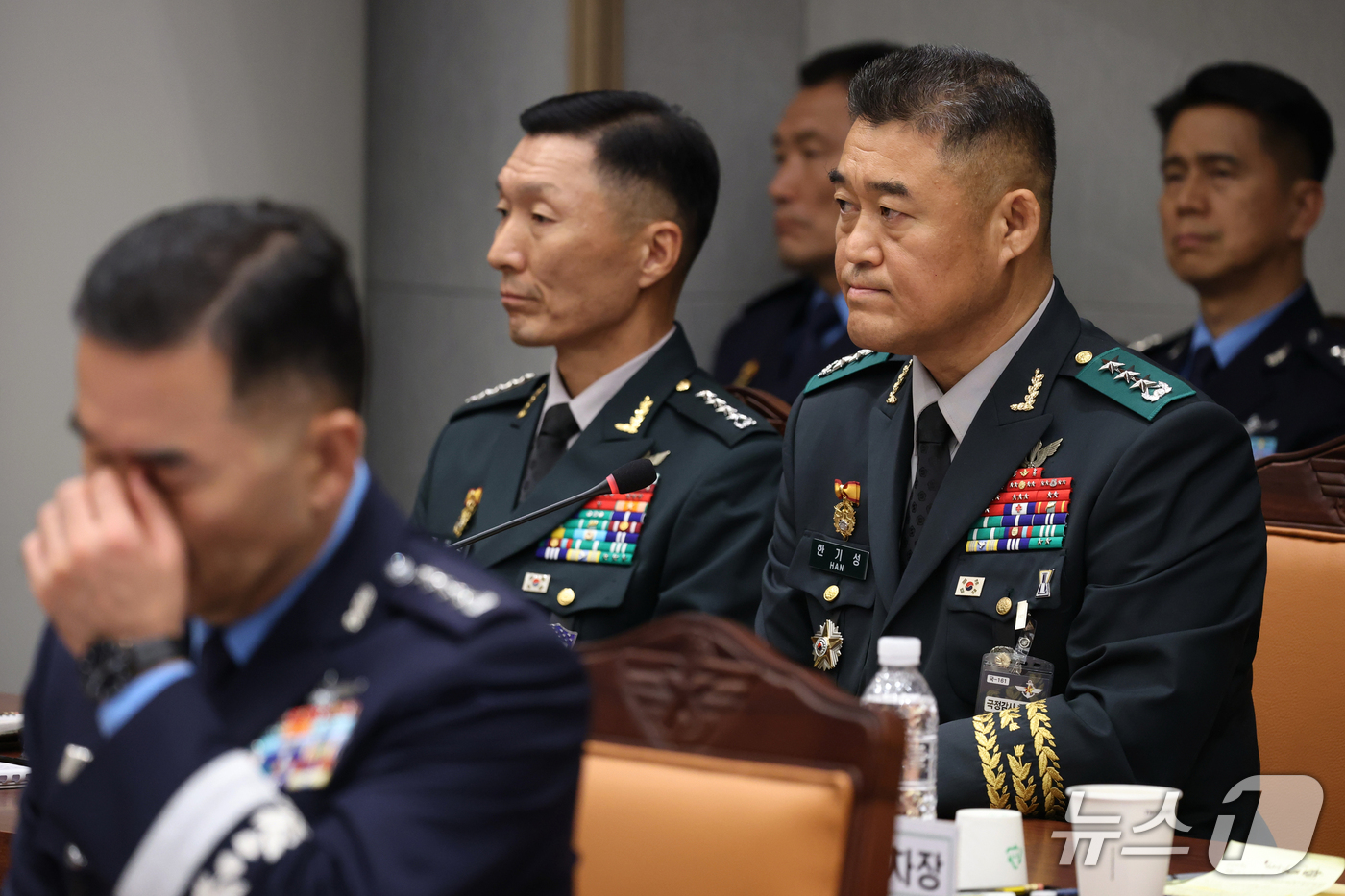(서울=뉴스1) 국회사진기자단 = 한기성 전 육군 제1군단장(오른쪽)이 8일 서울 용산구 국방부 합동참모본부에서 열린 국회 국방위원회 국정감사에 출석해 질의를 듣고 있다.  202 …