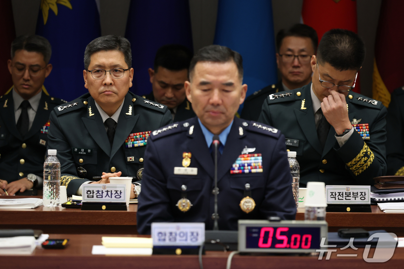(서울=뉴스1) 국회사진기자단 = 진영승 합동참모의장을 비롯한 참모들이 8일 서울 용산구 국방부 합동참모본부에서 열린 국회 국방위원회 국정감사에 출석해 의원들의 질의를 듣고 있다. …