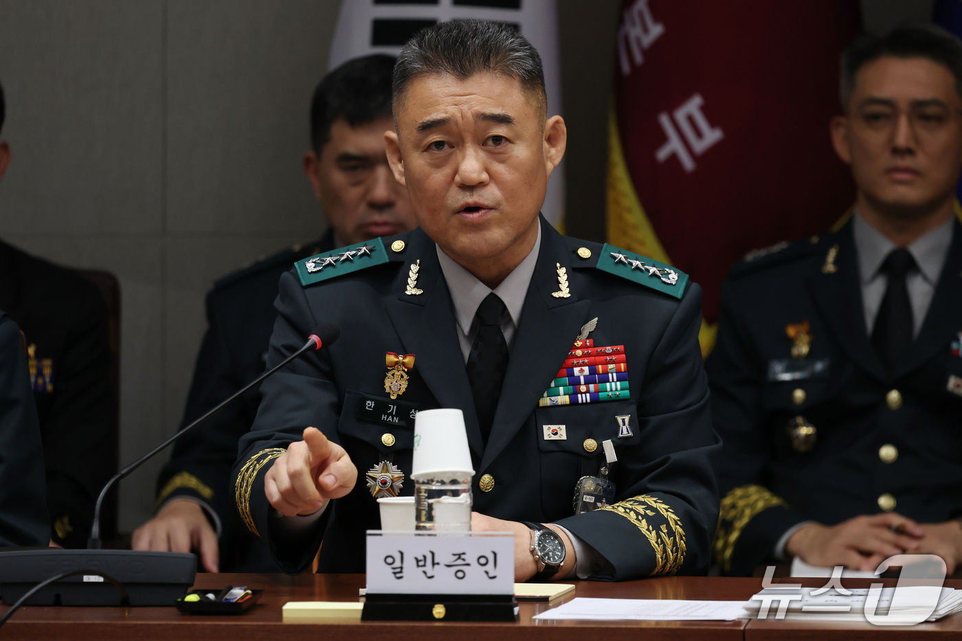 (서울=뉴스1) 국회사진기자단 = 한기성 전 육군 제1군단장이 8일 서울 용산구 국방부 합동참모본부에서 열린 국회 국방위원회 국정감사에 출석해 의원 질의에 답하고 있다.  2026 …