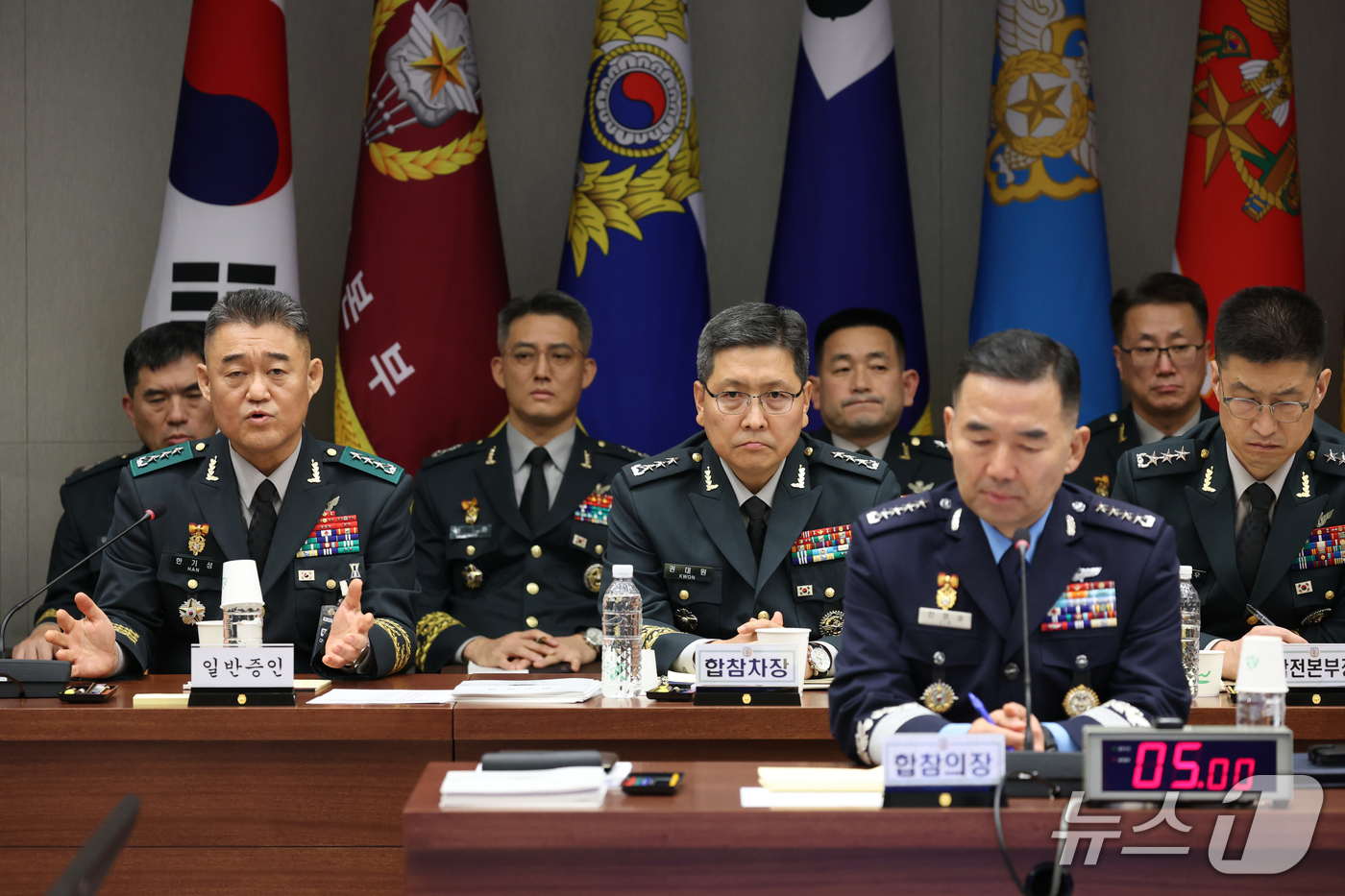 (서울=뉴스1) 국회사진기자단 = 한기성 전 육군 제1군단장(왼쪽 첫 번째)이 8일 서울 용산구 국방부 합동참모본부에서 열린 국회 국방위원회 국정감사에 출석해 의원 질의에 답하고 …