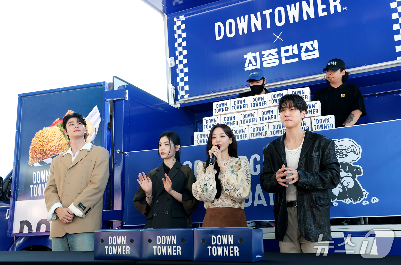 (부산=뉴스1) 권현진 기자 = '최종면접' 배우 김재원(왼쪽부터)과 배강희, 조이현, 강유석이 8일 오후 부산 영화의전당 야외 광장에서 열린 다운타우너 행사에 참석해 팬과 즐거운 …
