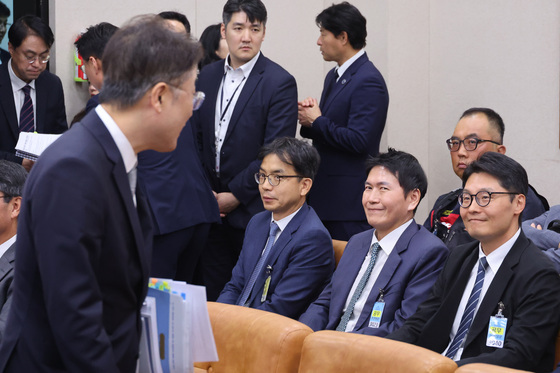 [국감] 김승원 신약로비 의혹 당시 지휘부와 대화하는 이진수