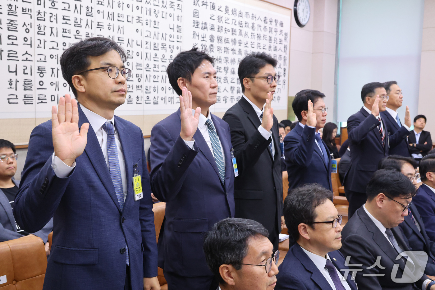 (서울=뉴스1) 신웅수 기자 = 김승원 더불어민주당 의원의 신약 로비 의혹과 관련해 당시 서울서부지검 수사 지휘라인에 있던 김정훈(왼쪽부터), 신동원, 김종욱 변호사가 8일 서울 …