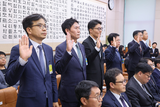 [국감] 증인 선서하는 김승원 신약 로비 의혹 수사 지휘라인