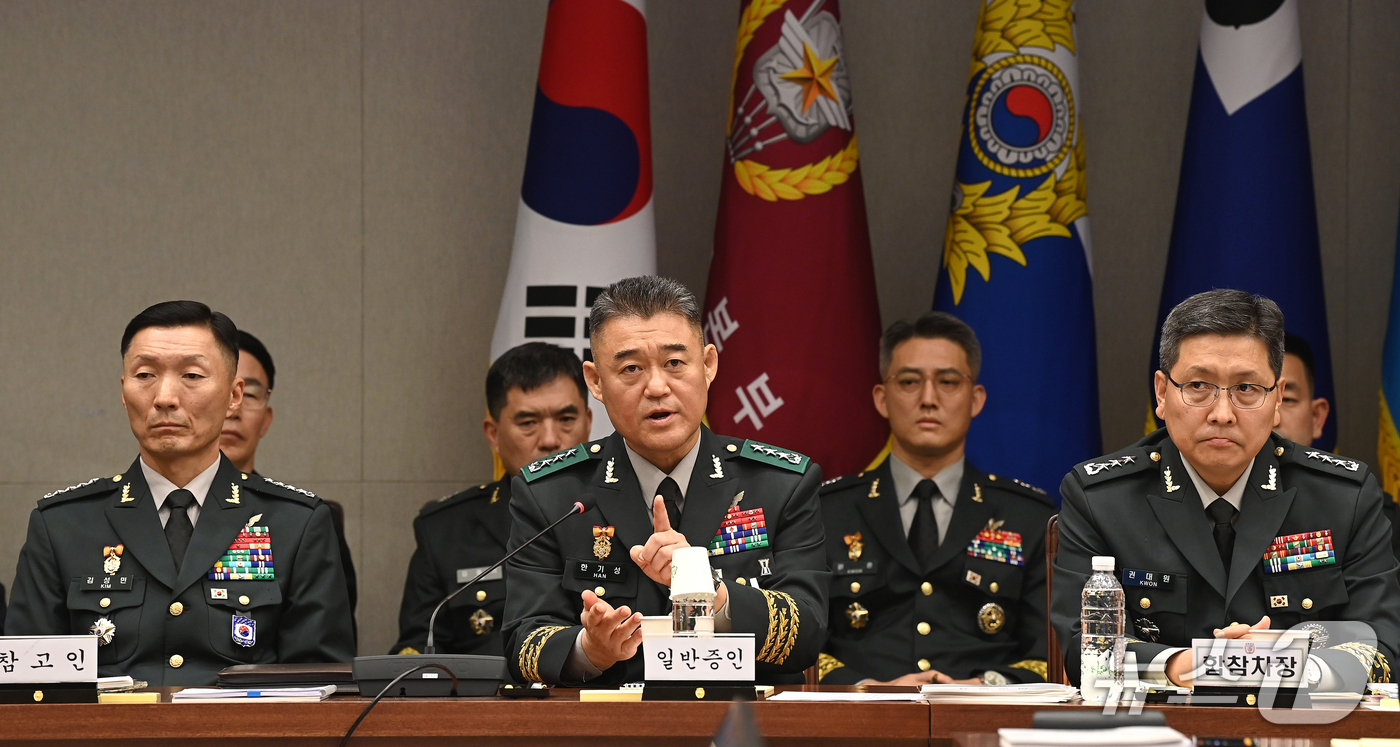 (서울=뉴스1) 국회사진기자단 = 한기성 전 육군 제1군단장이 8일 오후 서울 용산구 국방부에서 열린 국회 국방위원회의 합동참모본부에 대한 국정감사에서 의원 질의에 답변하고 있다. …