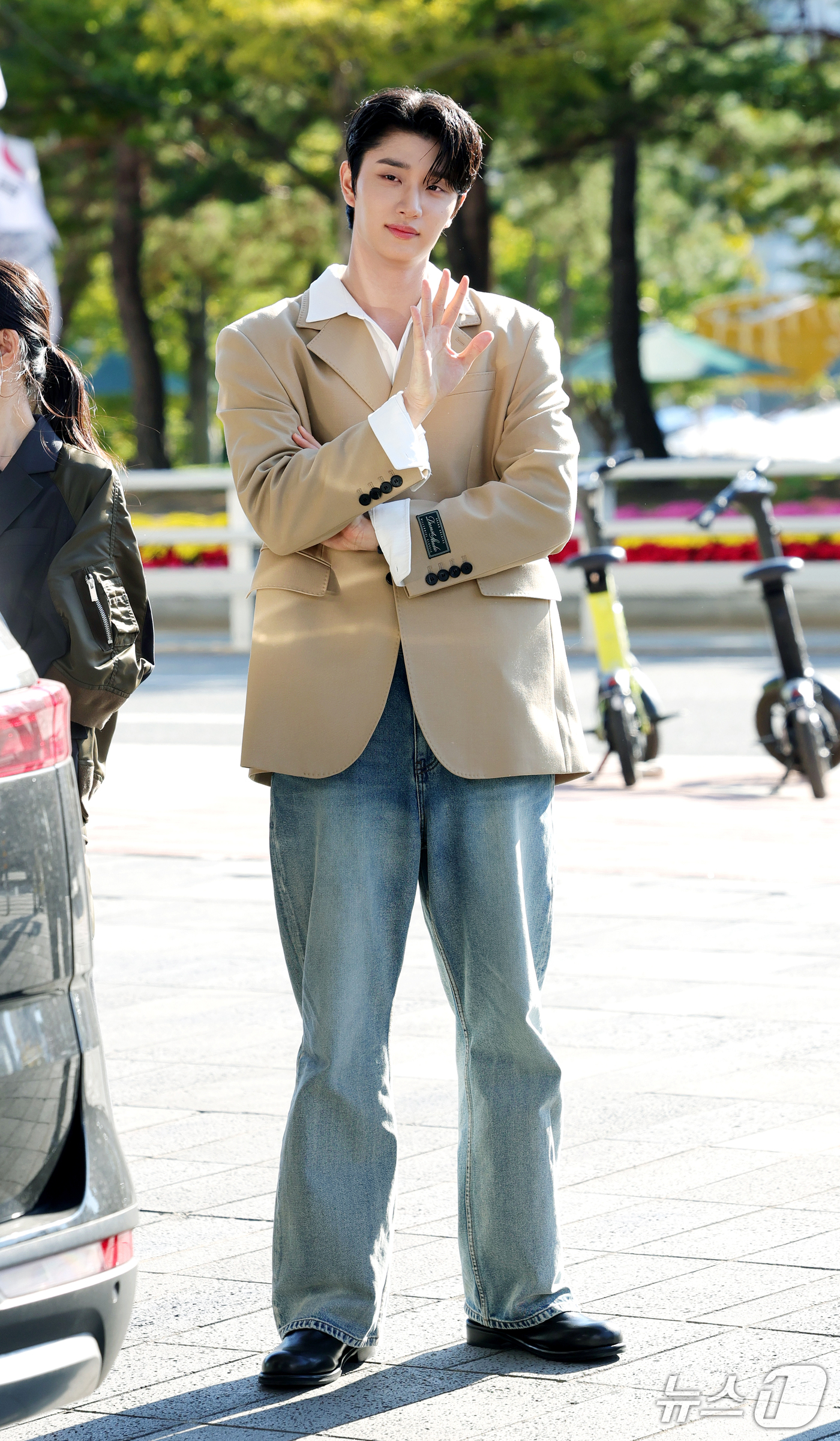 (부산=뉴스1) 권현진 기자 = '최종면접' 배우 김재원이 8일 오후 부산 영화의전당 야외 광장에서 열린 다운타우너 행사에 참석해 인사를 하고 있다. 2026.10.8/뉴스1