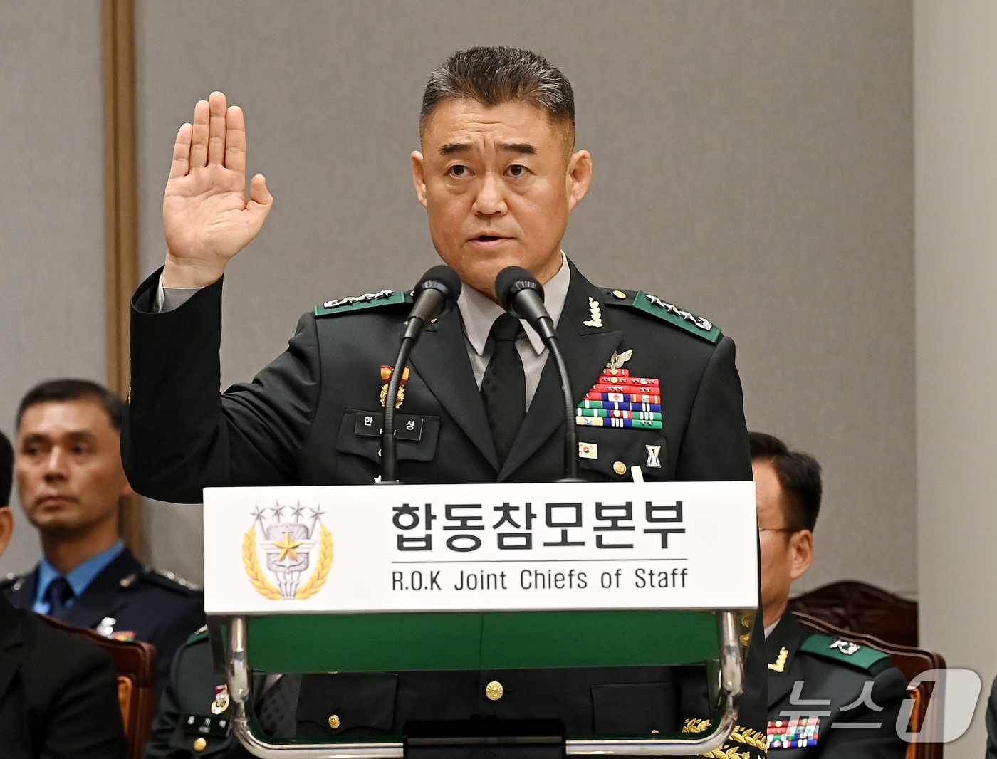 (서울=뉴스1) 국회사진기자단 = 한기성 전 육군 제1군단장이 8일 오후 서울 용산구 국방부에서 열린 국회 국방위원회의 합동참모본부에 대한 국정감사에서 증인 선서를 하고 있다. 2 …