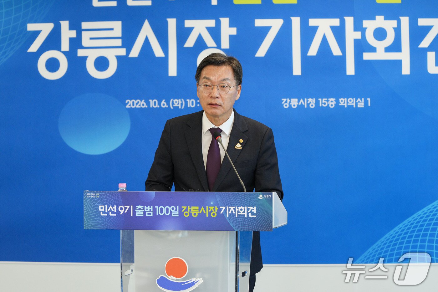 본문 이미지 - 김중남 강원 강릉시장이 지난 6일 열린 취임 100일 기자회견에서 취재진과 질의응답을 갖고 있다.(강릉시 제공. 재판매 및 DB 금지)