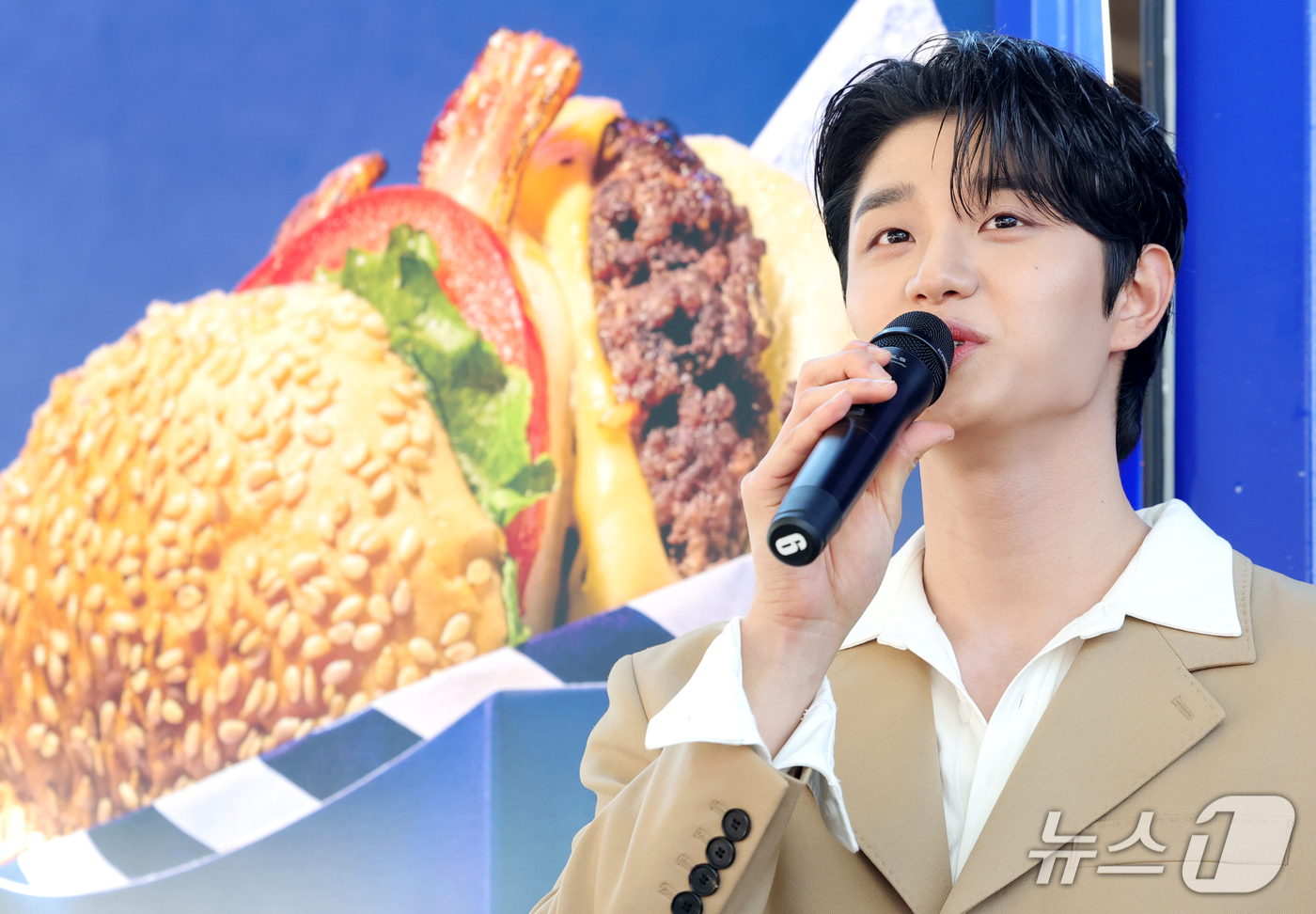 (부산=뉴스1) 권현진 기자 = '최종면접' 배우 김재원이 8일 오후 부산 영화의전당 야외 광장에서 열린 다운타우너 행사에 참석해 팬과 즐거운 시간을 보내고 있다. 2026.10. …