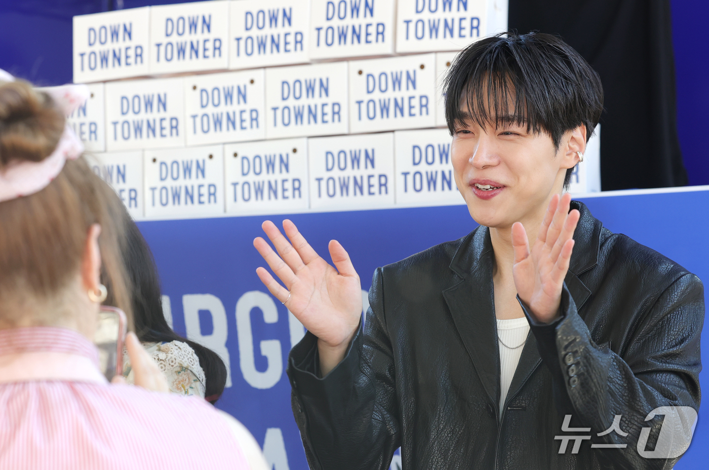 (부산=뉴스1) 권현진 기자 = '최종면접' 배우 강유석이 8일 오후 부산 영화의전당 야외 광장에서 열린 다운타우너 행사에 참석해 팬과 즐거운 시간을 보내고 있다. 2026.10. …
