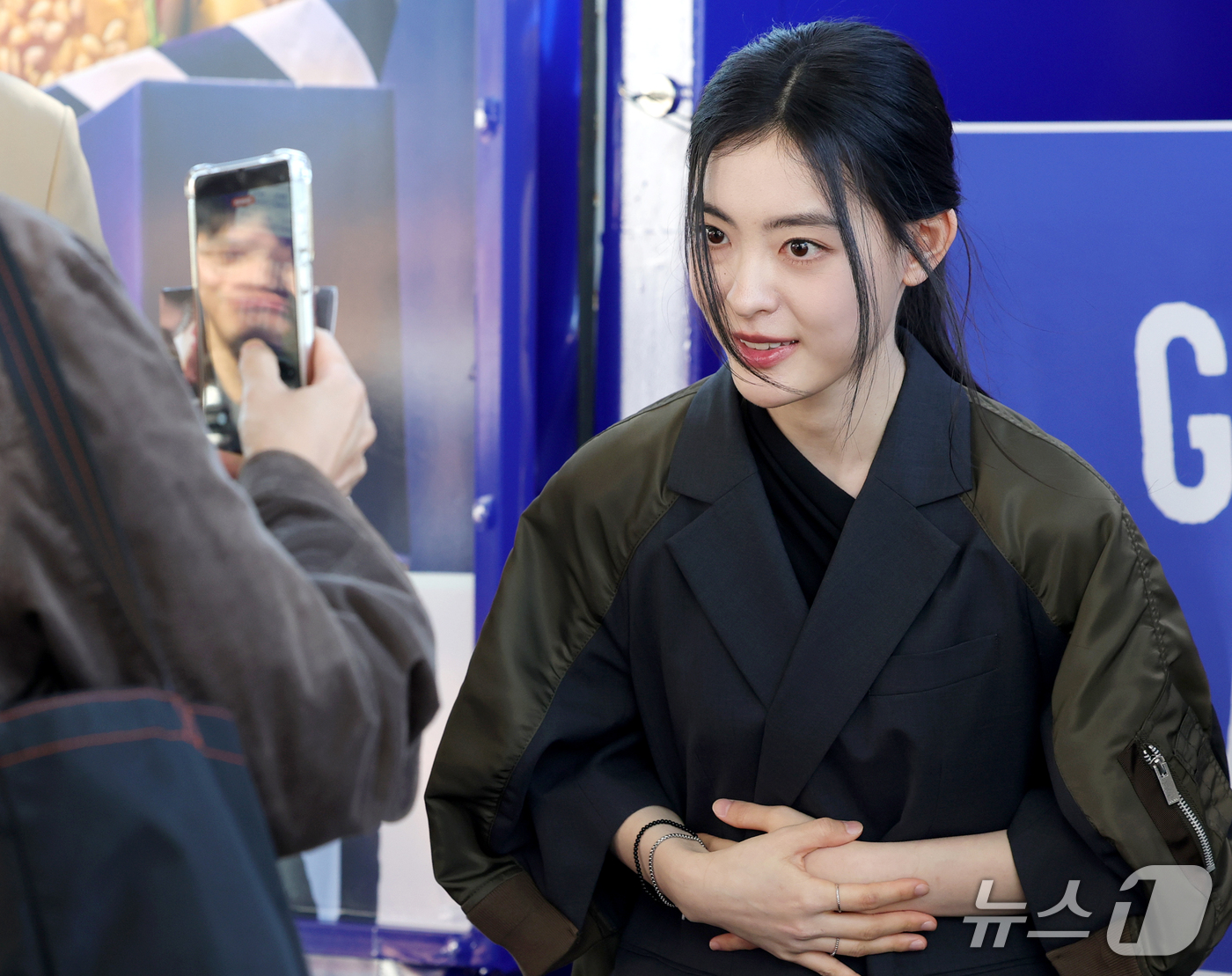 (부산=뉴스1) 권현진 기자 = '최종면접' 배우 배강희가 8일 오후 부산 영화의전당 야외 광장에서 열린 다운타우너 행사에 참석해 팬과 즐거운 시간을 보내고 있다. 2026.10. …
