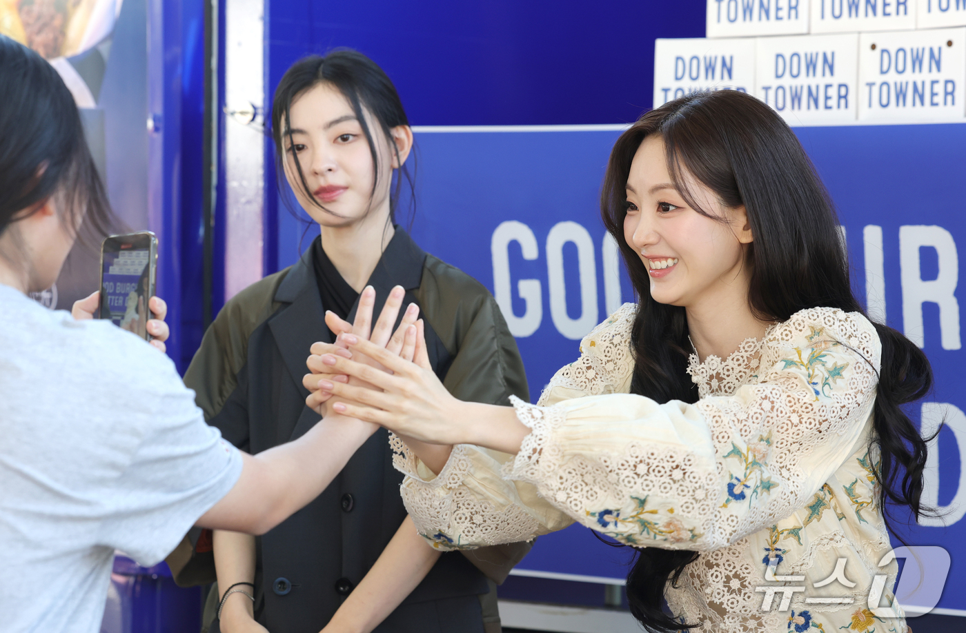 (부산=뉴스1) 권현진 기자 = '최종면접' 배우 조이현이 8일 오후 부산 영화의전당 야외 광장에서 열린 다운타우너 행사에 참석해 팬과 즐거운 시간을 보내고 있다. 2026.10. …