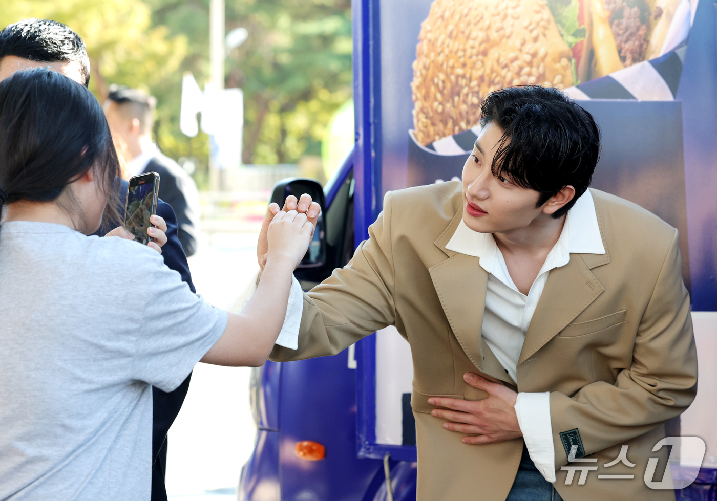 (부산=뉴스1) 권현진 기자 = '최종면접' 배우 김재원이 8일 오후 부산 영화의전당 야외 광장에서 열린 다운타우너 행사에 참석해 팬과 즐거운 시간을 보내고 있다. 2026.10. …