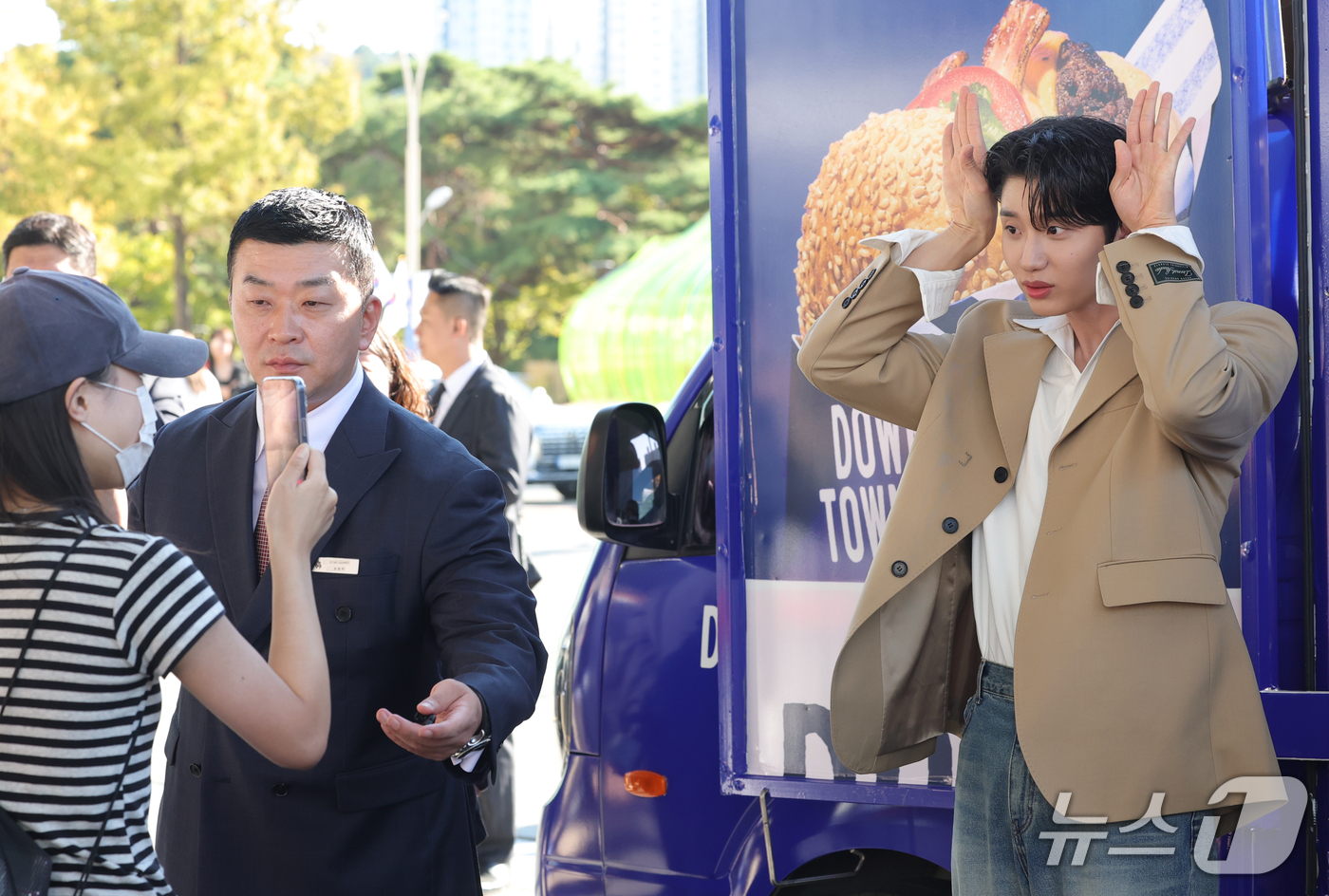 (부산=뉴스1) 권현진 기자 = '최종면접' 배우 김재원이 8일 오후 부산 영화의전당 야외 광장에서 열린 다운타우너 행사에 참석해 팬과 즐거운 시간을 보내고 있다. 2026.10. …