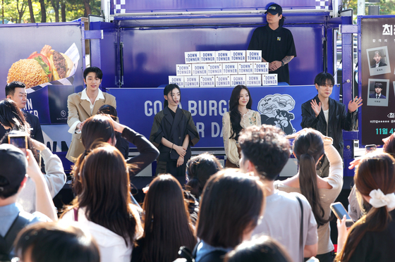 '최종면접'팀, BIFF 광장서 다운타우너 햄버거 증정 이벤트