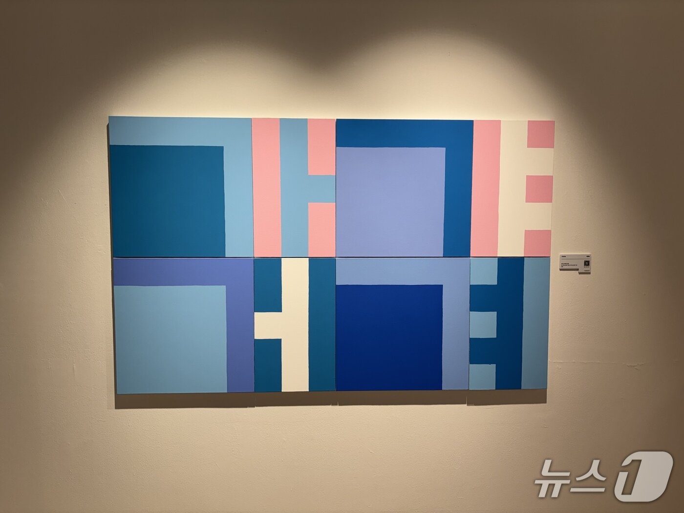 본문 이미지 - 박행복 작가의 '글자그림' 작품. 차가운 추상화 방식으로 가갸거겨를 재구성해 추상화이자 글자인 한글을 조명한다. 2026.10.8 ⓒ 뉴스1 홍윤 기자
