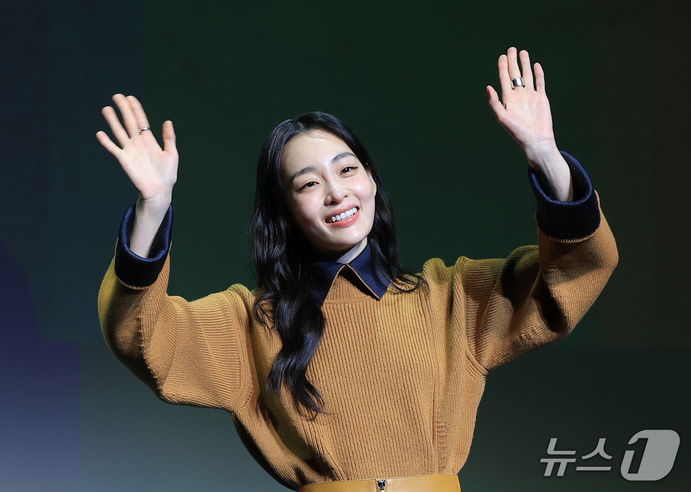 (부산=뉴스1) 권현진 기자 = 배우 김민하가 8일 부산 해운대구 신세계백화점 센텀시티 문화홀에서 열린 액터스 하우스 행사에 참석해 인사를 하고 있다. 2026.10.8/뉴스1