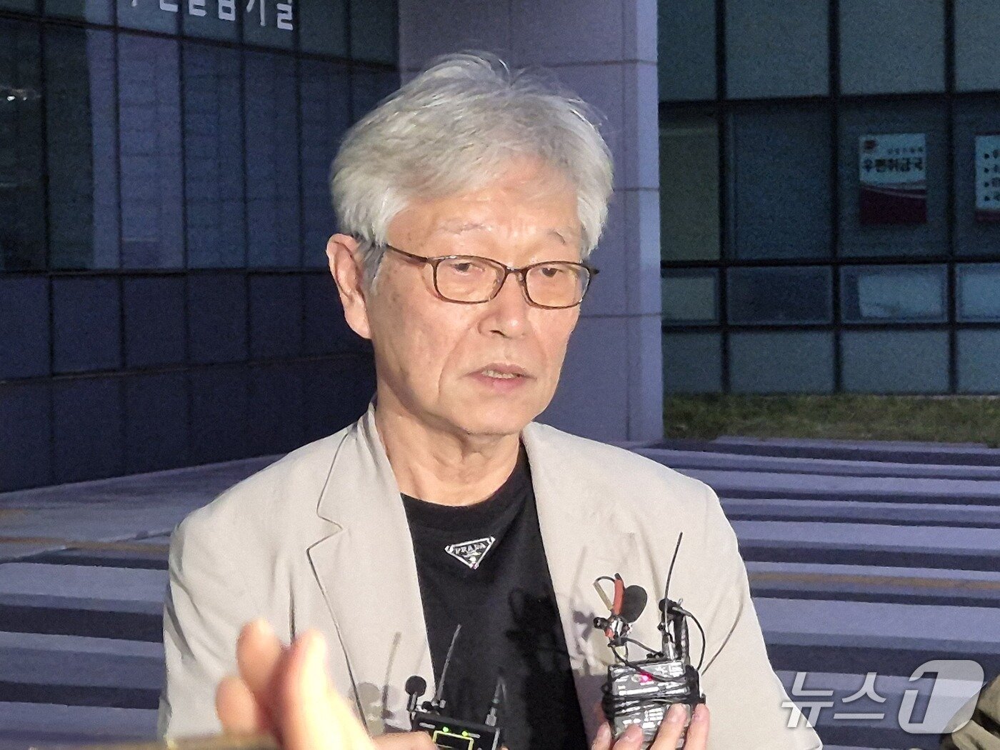 본문 이미지 - 김창민 영화감독 아버지 김상철 씨가 8일 의정부지법 남양주지원 앞에서 취재진들과 인터뷰하고 있다. 의정부지방공소청 남양주지청은 이날 살인 등 혐의로 구속 기소된 A 씨와 B 씨에게 각각 징역 20년, 징역 15년을 구형했다.